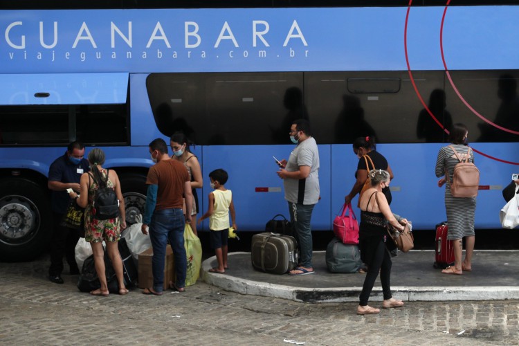 Movimentação de passageiros no terminal rodoviario João Thomé. 