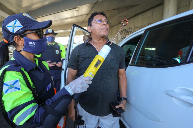 Teste com o etilômetro, que permite detectar a ingestão de bebidas alcoólicas no condutor apenas a partir do sopro 