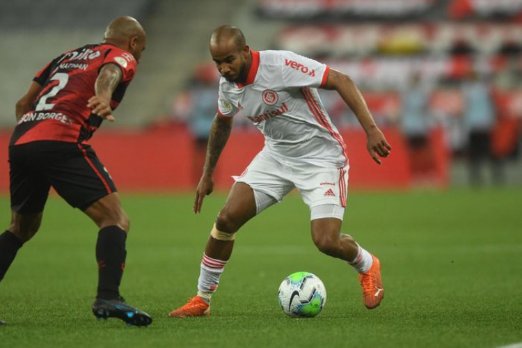 Internacional e Athletico-PR disputam confronto hoje, sábado, 13 de novembro (13/11) pela Série A do Brasileirão; confira onde assistir ao vivo ao jogo, horário, provável escalação e demais informações 