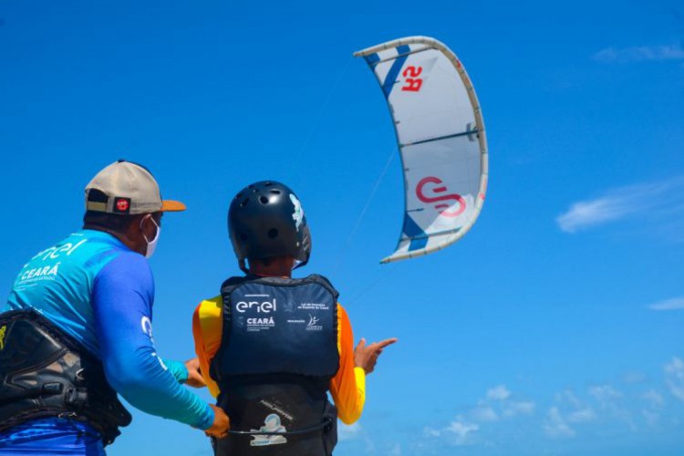 Projeto estimula prática do kitesurfe para crianças e jovens entre 8 e 16 anos