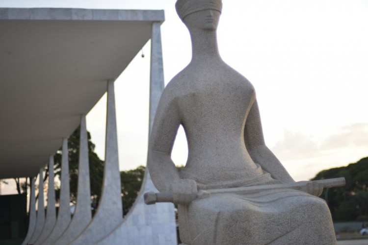 Fachada do Supremo Tribunal Federal (STF) com estátua A Justiça, de Alfredo Ceschiatti, em primeiro plano.