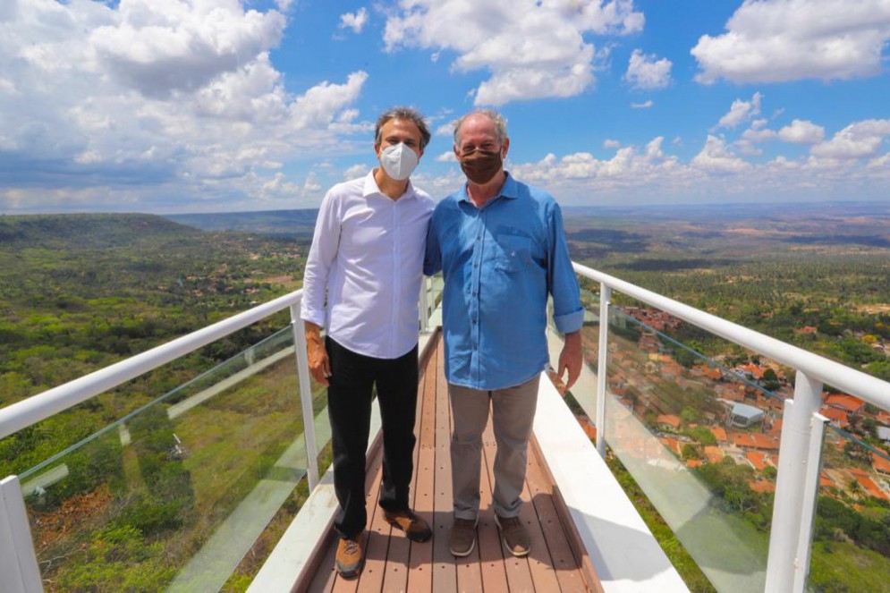 ￼Ciro Gomes e Camilo Santana na inauguração de teleférico em Barbalha, em 2021(Foto: Divulgação )