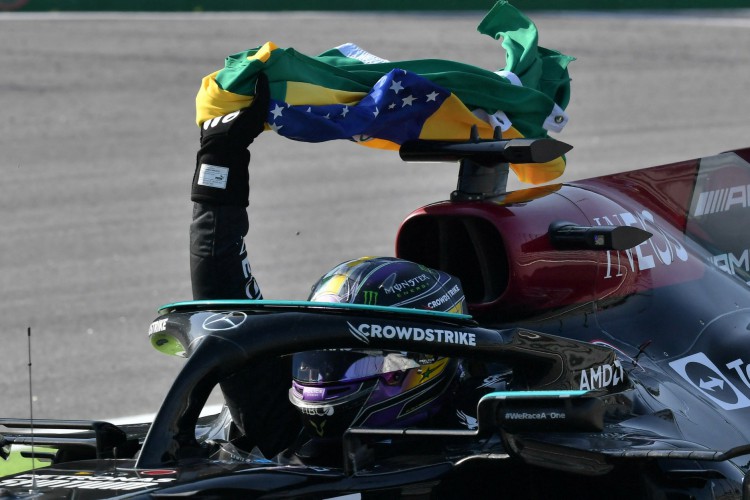 Lewis Hamilton, da Mercedes, ergue bandeira do Brasil após vencer GP de São Paulo da Fórmula 1, em gesto que remete a Ayrton Sena