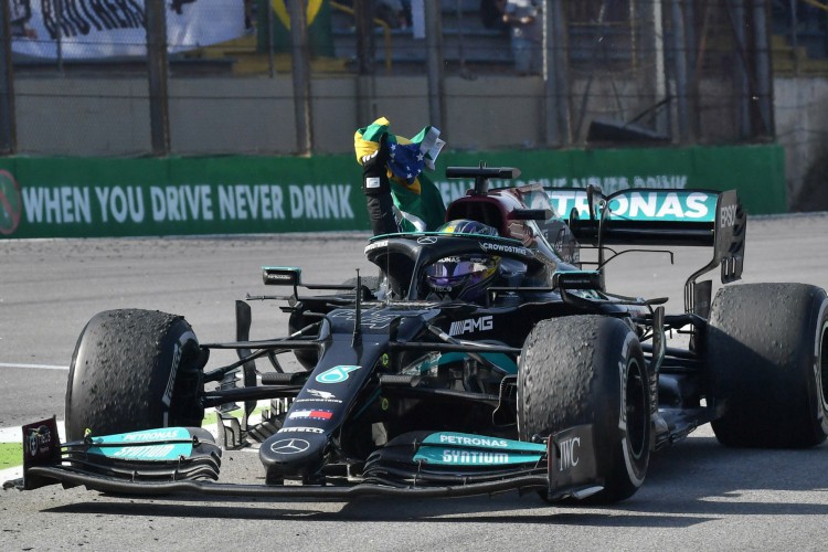 Hamilton levantou a bandeira do Brasil após vencer o GP de Interlagos