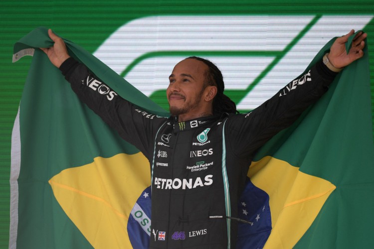 Lewis Hamilton, da Mercedes, ergue bandeira do Brasil no pódio após vencer GP de São Paulo da Fórmula 1