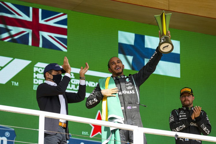 Lewis Hamilton, da Mercedes, ergue troféu após vencer GP de São Paulo da Fórmula 1