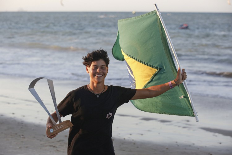 Cearense Mika Sol venceu etapa do Brasil e foi tetracampeã mundial de kitesurfe