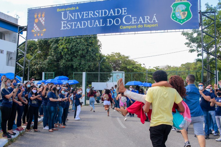 Estudante foi carregada nos braços por professor para atravessar a tempo o portão do local de prova do vestibular da Uece em 2021. Humanidade, solidariedade e coletividade devem ser as palavras de 2022