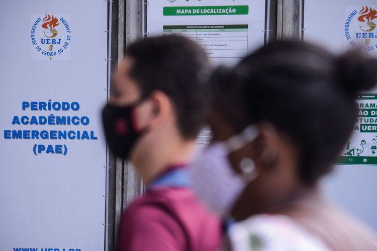 Estudantes chegam para o segundo dia do Exame Nacional do Ensino Médio (Enem) 2020, na Universidade Estadual do Rio de Janeiro(UERJ).