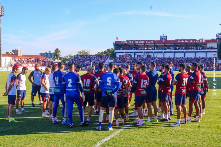 Torcida do Fortaleza comparece em peso a treino aberto 