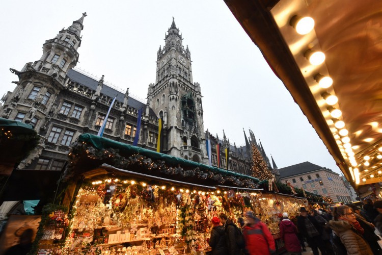 Nesta foto de arquivo tirada em 20 de dezembro de 2016, as pessoas caminham entre os estandes do mercado de Natal em frente à prefeitura na Marienplatz em Munique, no sul da Alemanha