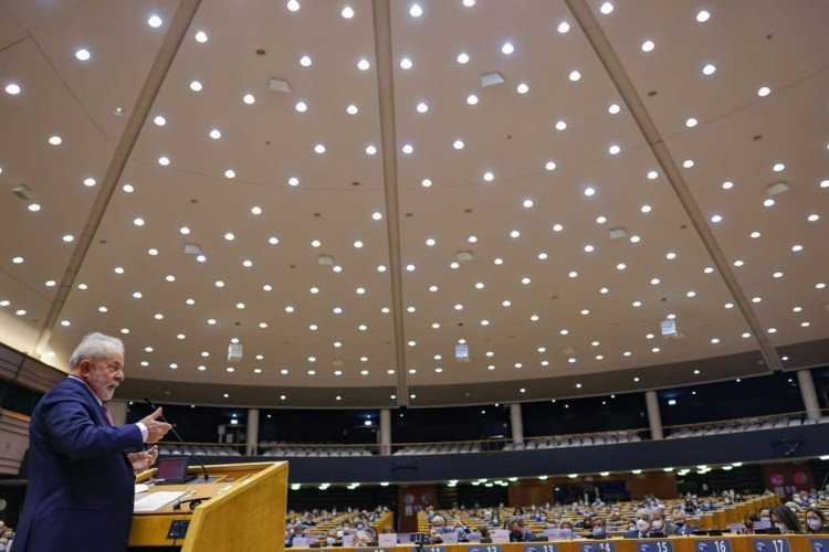 Lula é aplaudido de pé após fala no Parlamento Europeu; confira íntegra do discurso