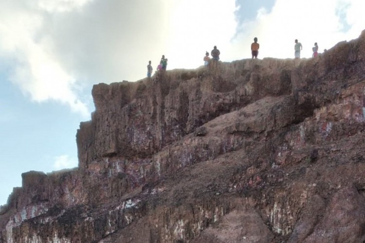 Jovem fortalezense cai de falésia de cerca de 30 metros de altura.