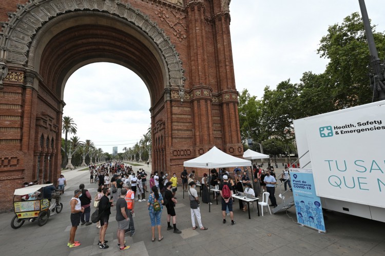  Pessoas com mais de 40 anos fazem fila para receber a vacina J & J / Janssen Covid-19 em um caminhão de vacinação itinerante patrocinado pela montadora espanhola Seat, em Barcelona