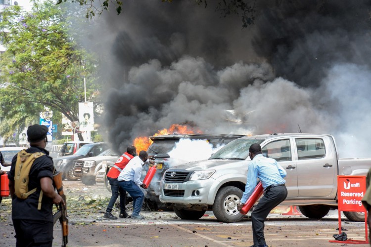 Ataques a bomba em Kampala tinham como alvo estação policial e sede do parlamento de Uganda