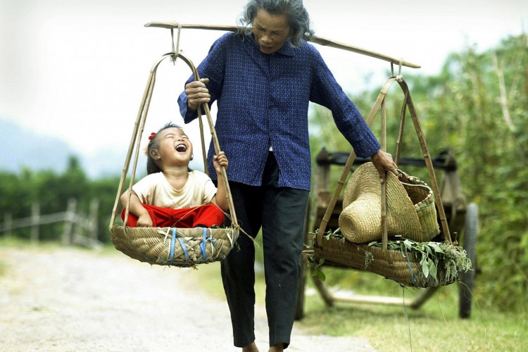 Uma avó chinesa carrega a neta