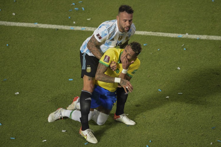 Otamendi acertou cotovelada em Raphinha e passou impune pela arbitragem