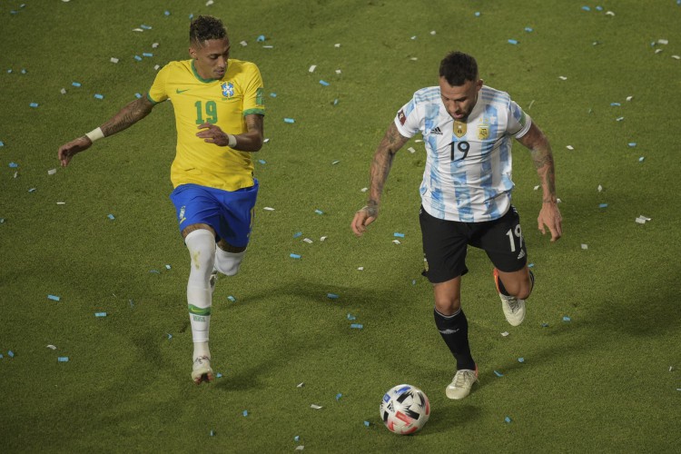 Otamendi acertou uma cotovelada em Raphinha no jogo entre Argentina e Brasil pelas Eliminatórias