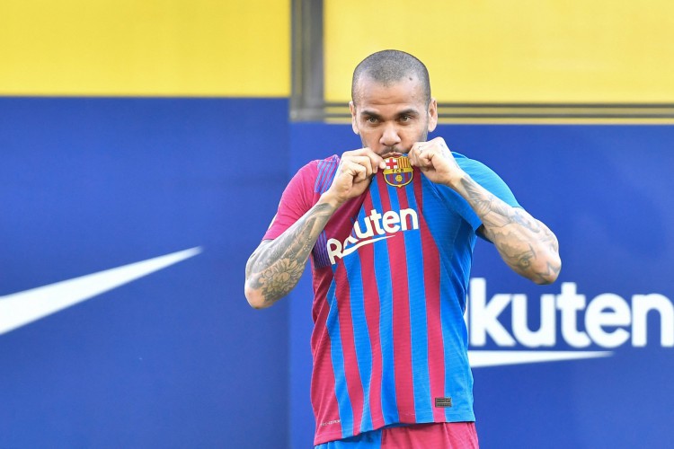 Daniel Alves durante apresentação no clube catalão