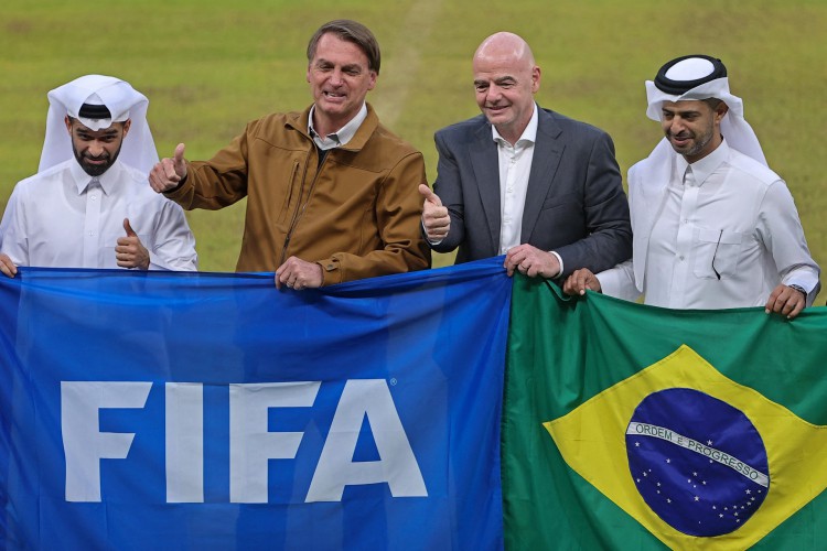 Hassan al-Thawadi, secretário-geral do Comitê da Copa do Mundo do Catar, Jair Bolsonaro, presidente do Brasil, e Gianni Infantino, presidente da Fifa, no Lusail Stadium, no Catar