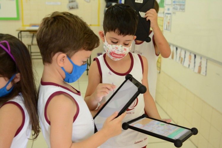 o Colégio Santa Cecília tem inserido o uso das tecnologias no ensino já na Educação Infantil através do projeto Ateliê Digital