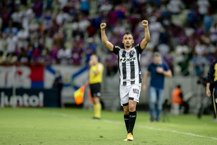 FORTALEZA, CE, BRASIL, 17-11.2021: Lima. Fortaleza x Ceara, pelo Campeonato Brasileiro, na Arena Castelão. em epoca de COVID-19. (Foto:Aurelio Alves/ Jornal O POVO)