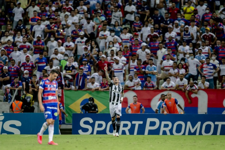 FORTALEZA, CE, BRASIL, 17-11.2021: Vina. Fortaleza x Ceara, pelo Campeonato Brasileiro, na Arena Castelão. em epoca de COVID-19. (Foto:Aurelio Alves/ Jornal O POVO)