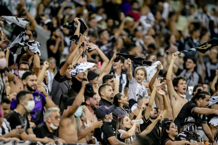 FORTALEZA, CE, BRASIL, 17-11.2021: Torcedores do Ceara. Fortaleza x Ceara, pelo Campeonato Brasileiro, na Arena Castelão. em epoca de COVID-19. (Foto:Aurelio Alves/ Jornal O POVO)