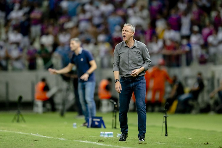 FORTALEZA, CE, BRASIL, 17-11.2021:Juan Pablo Vojvoda / Tiago Nunes. Fortaleza x Ceara, pelo Campeonato Brasileiro, na Arena Castelão. em epoca de COVID-19. (Foto:Aurelio Alves/ Jornal O POVO)