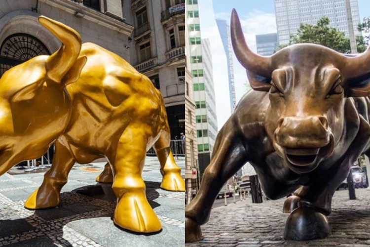 Touro de ouro da B3, em São Paulo e Touro de Wall Street, em NY