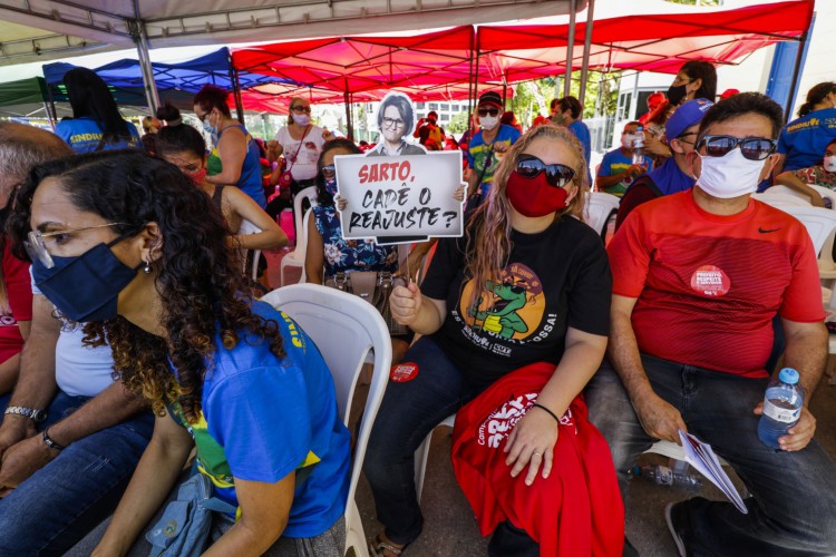 FORTALEZA, CE, BRASIL, 18.11.2021: Servidores Municipais protestaram na manhã de hoje em frente ao Paço Municipal. O ato pedia respeito ao servidores e reajuste salarial. (Thais Mesquita/OPOVO)