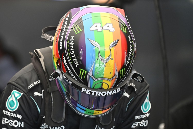 Hamilton usou capacete com cores do arco-íris no Catar