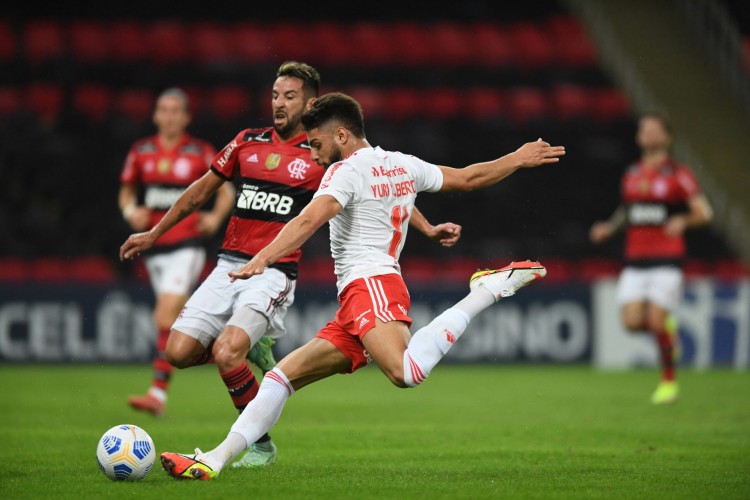 Confira onde assistir ao vivo ao jogo, horário, provável escalação e demais informações de Internacional x Flamengo pela Série A. 