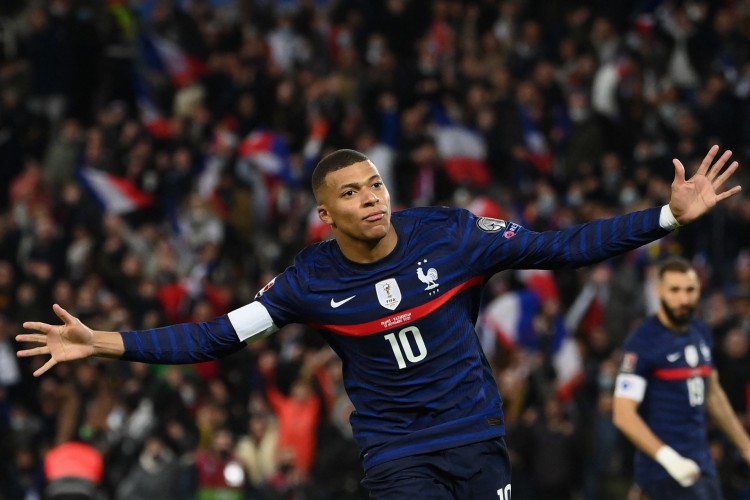 Mbappé comemora gol marcado diante do Cazaquistão em vitória da França nas eliminatórias europeias para a Copa do Mundo 2022. Atual campeã, seleção francesa é uma das favoritas ao Mundial no Catar