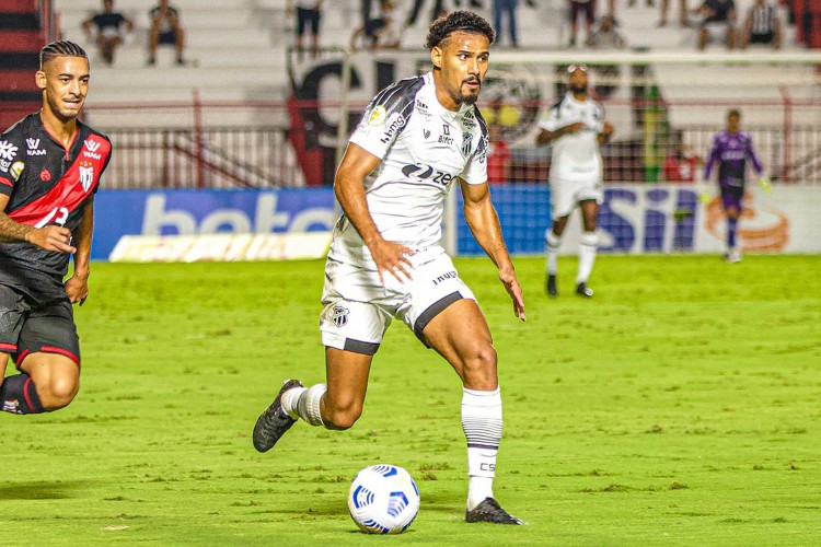 Gabriel Dias conduzindo a bola no estádio Antônio Accioly, em partida contra o Atlético-GO