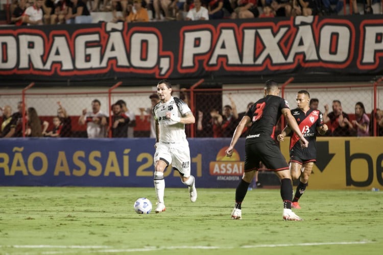 Vina, autor do gol do Ceará no empate por 1 a 1 contra o Atlético-GO, pela 34ª rodada