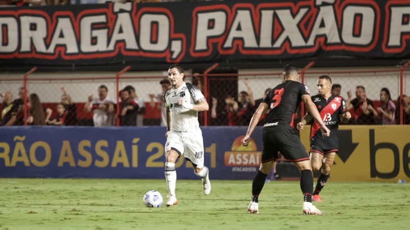 Vina, autor do gol do Ceará no empate por 1 a 1 contra o Atlético-GO, pela 34ª rodada(foto: Israel Simonton/Ceará SC)