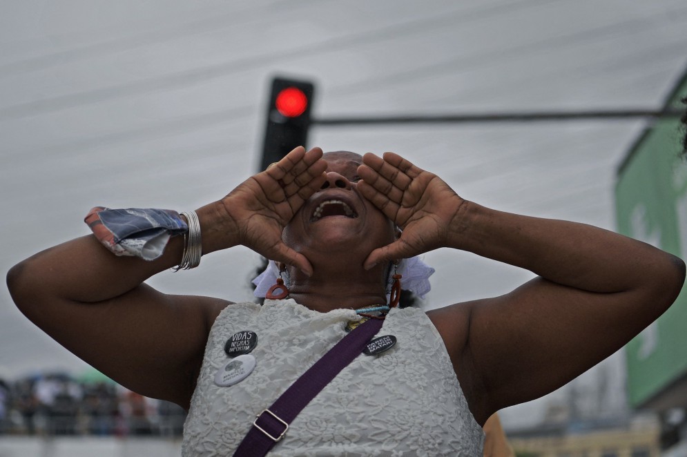 Mulher grita slogans durante uma manifestação contra o racismo no Dia da Consciência Negra no Rio de Janeiro(Foto: CARL DE SOUZA / AFP)