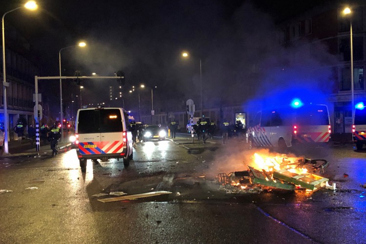 Incêndio em uma rua de Haia durante uma manifestação contra as medidas do governo holandês contra o coronavírus