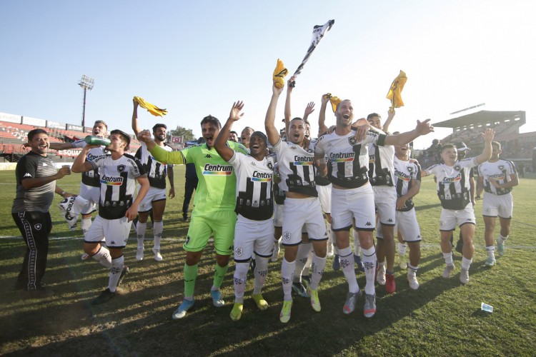 Brasil x Botafogo pelo Campeonato Brasileiro Serie B no Bento Freitas. 21 de Novembro de 2021, Pelotas, RS, Brasil. Ao fundo, Carlinhos e Ricardinho na comemoração.