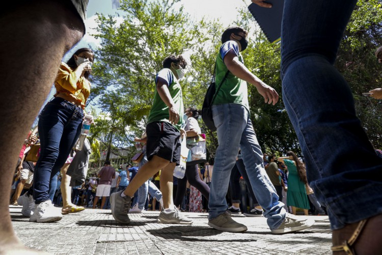 FORTALEZA, CE, BRASIL, 21.11.2021: Enem 2021 - Primeira prova do enem acontece nesse domingo. Movimentacao na unifor foi intensa. (Thais Mesquita/OPOVO)