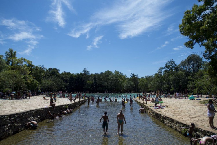 Brasilienses lotam o Parque Nacional, conhecido como Água Mineral, em dia de muito sol e calor (Marcelo Camargo/Agência Brasil)