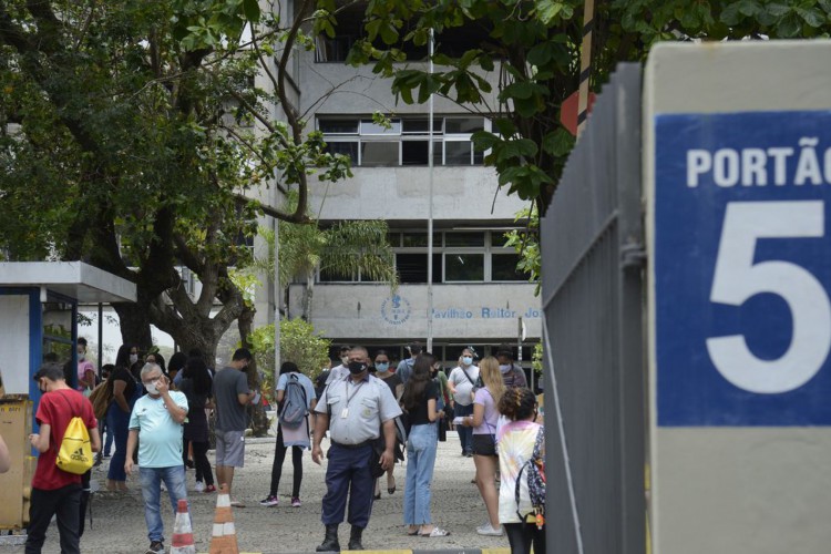 Estudantes chegam para o primeiro dia de prova do Enem 2021. 