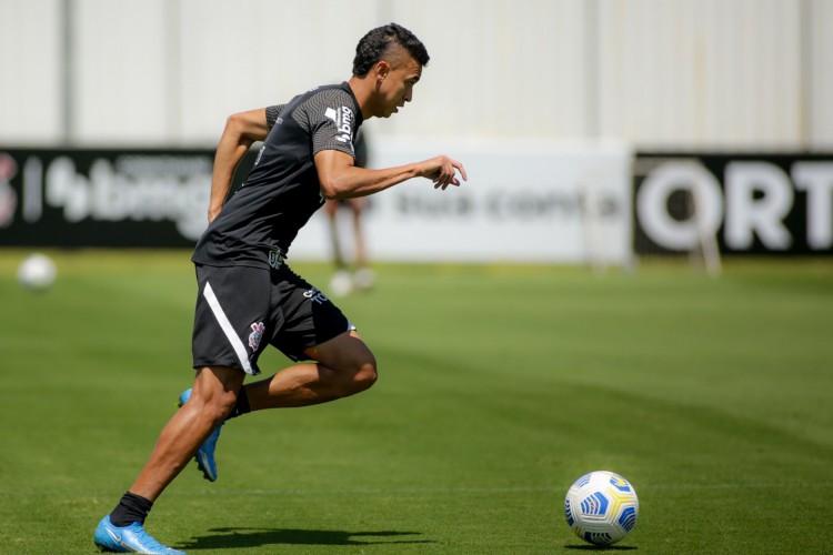 Volante Cantillo com a bola em treino do Corinthians no CT Joaquim Grava, em São Paulo