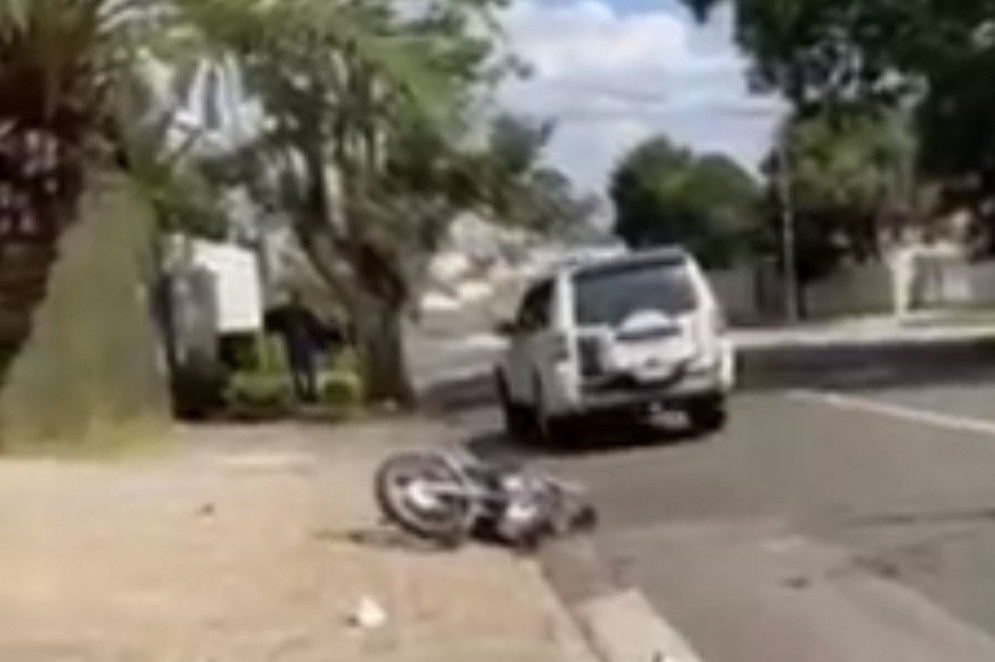 Motorista cochila e carro fica pendurado no estacionamento