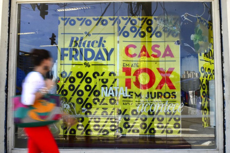 São Paulo - Movimento no comércio da rua Teodoro Sampaio, em Pinheiros, durante o Black Friday (Rovena Rosa/Agência Brasil)