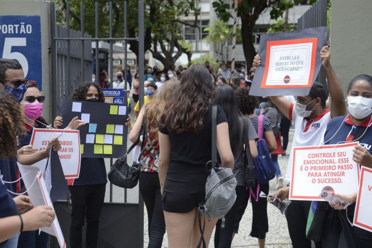 Estudantes chegam para o primeiro dia de prova do Enem 2021. 