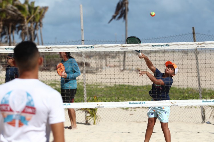 Beach tennis tem cada vez mais adeptos em regiões litorâneas e no Interior 