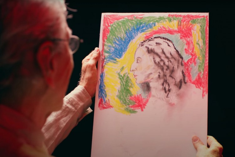 Caetano Veloso desenha Maria Bethânia em novo vídeo