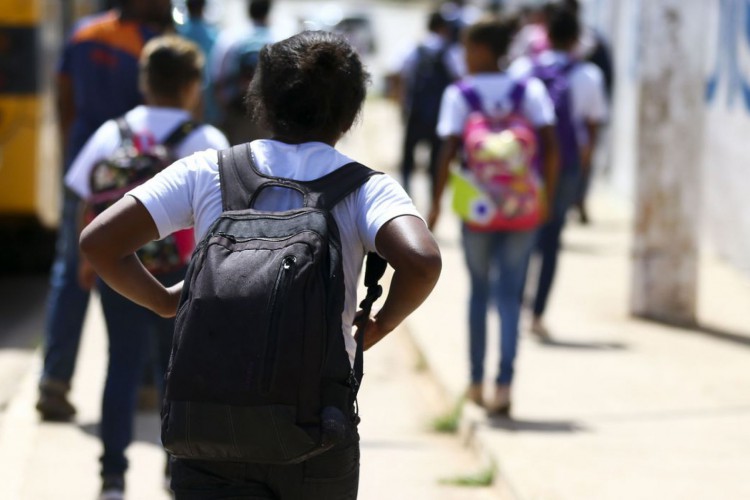 Alunos saindo de escola na Estrutural, no Distrito Federal